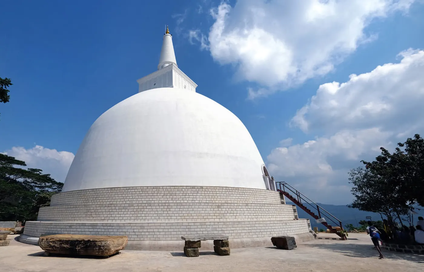 Sandagiri Maha Seya near White House Galaha