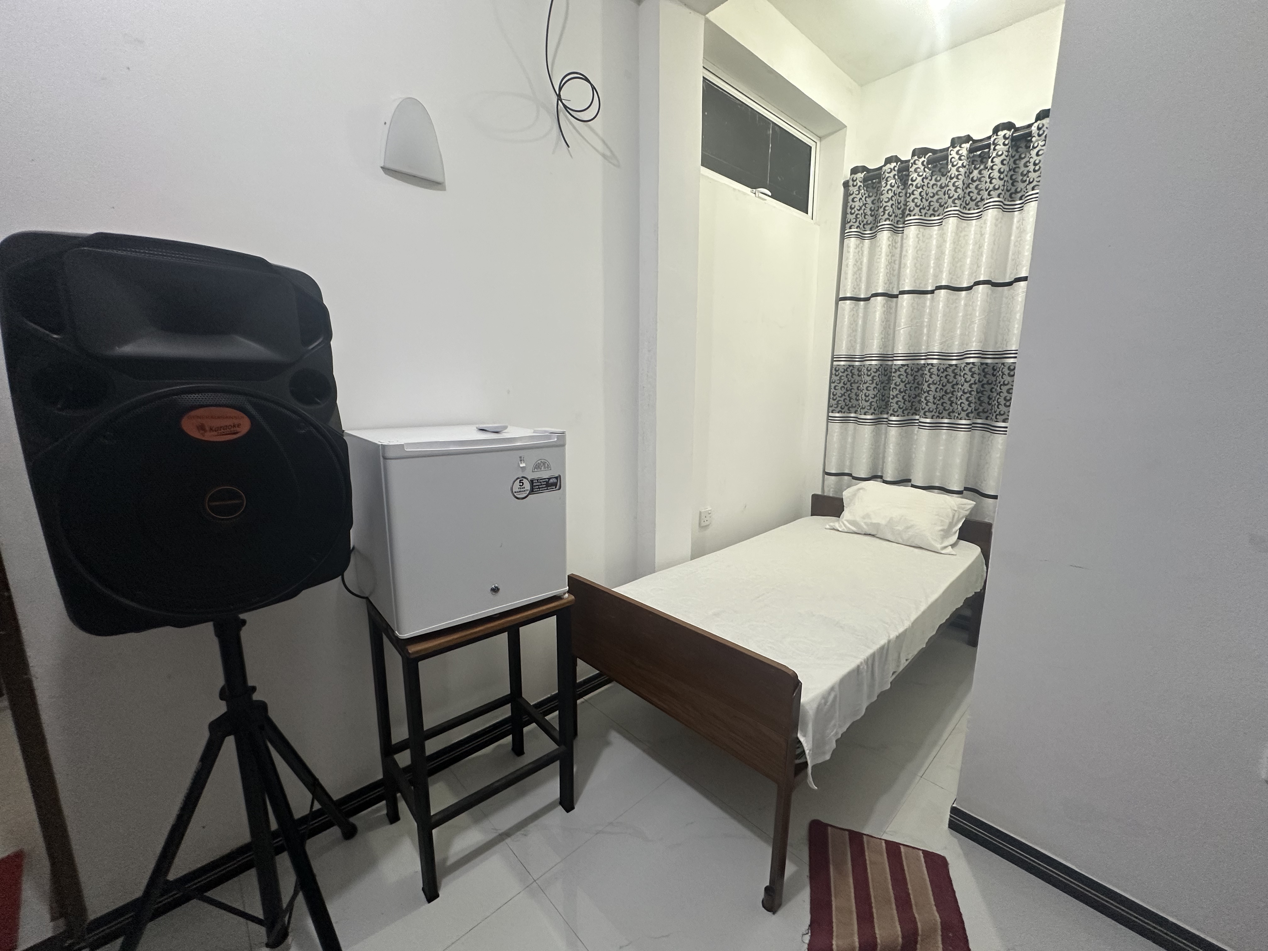 Cosy Single Room guest bed at White House Galaha